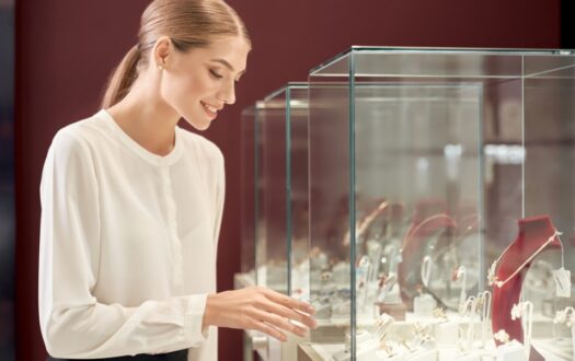 Dicas Infalíveis para Planejar uma Vitrine Deslumbrante para o Dia das Mães em sua Loja de Semijoias